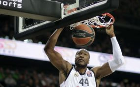 Marcus Slaughter machaca en un partido con el Real Madrid.