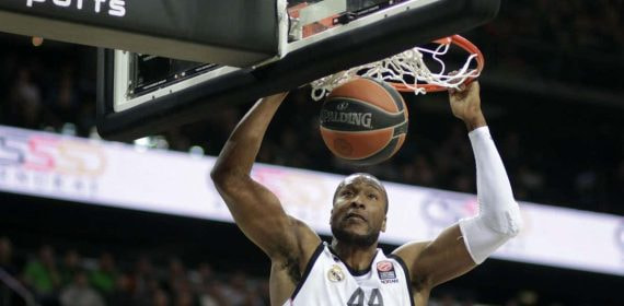 Marcus Slaughter machaca en un partido con el Real Madrid.