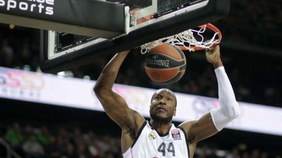 Marcus Slaughter machaca en un partido con el Real Madrid.