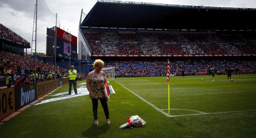 Margarita Luengo deposita unas flores en el córner del antiguo estadio del Atlético de Madrid.