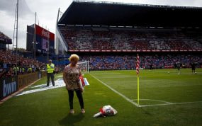 Margarita Luengo deposita unas flores en el córner del antiguo estadio del Atlético de Madrid.
