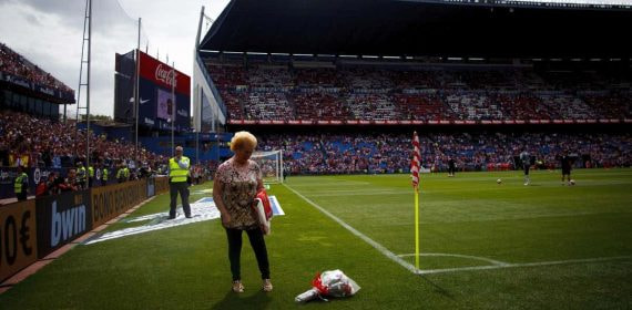 Margarita Luengo deposita unas flores en el córner del antiguo estadio del Atlético de Madrid.