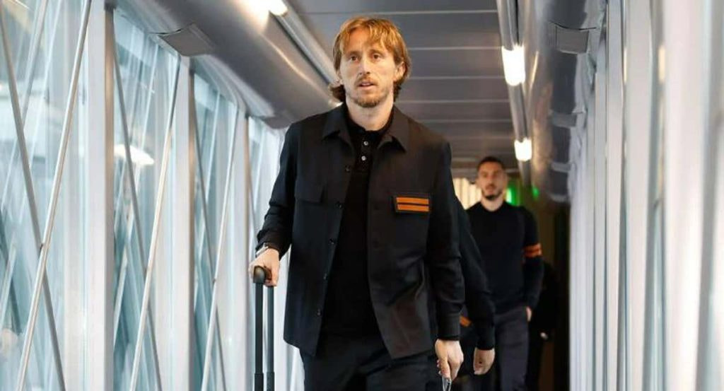 Modric, subiendo al avión de camino a Leipzig.