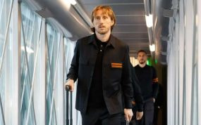 Modric, subiendo al avión de camino a Leipzig.