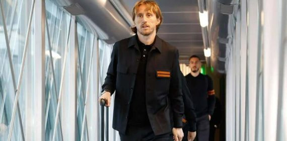 Modric, subiendo al avión de camino a Leipzig.
