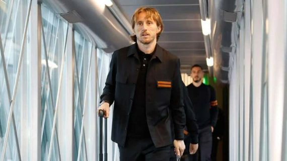 Modric, subiendo al avión de camino a Leipzig.