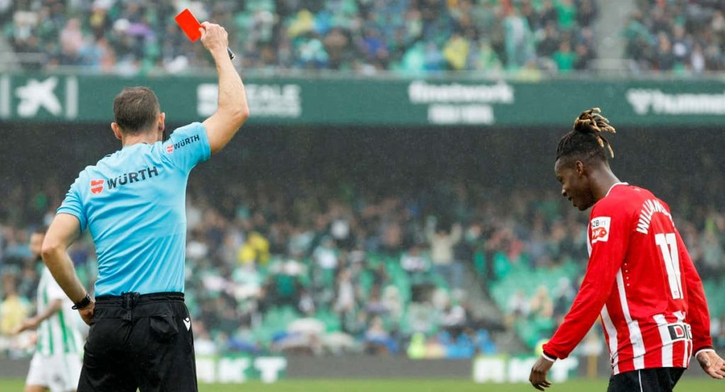 Nico Williams vio la expulsión antes de las semifinales de Copa del Rey.