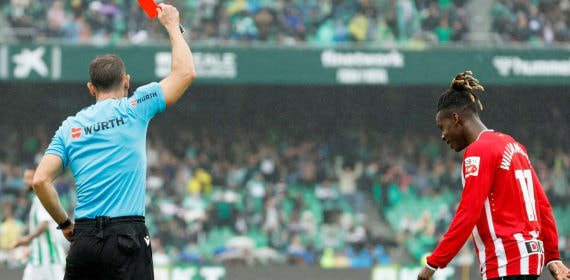 Nico Williams vio la expulsión antes de las semifinales de Copa del Rey.