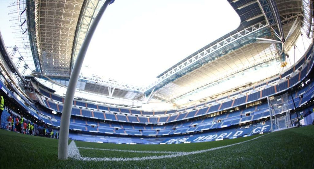 Panorámica del Santiago Bernabéu con el techo retráctil descubierto.
