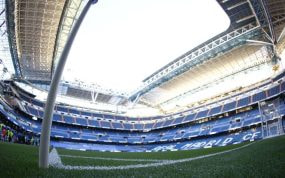 Panorámica del Santiago Bernabéu con el techo retráctil descubierto.