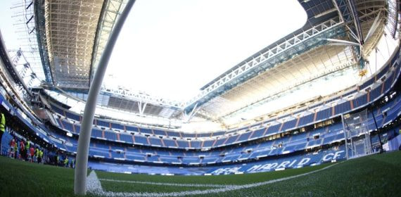 Panorámica del Santiago Bernabéu con el techo retráctil descubierto.