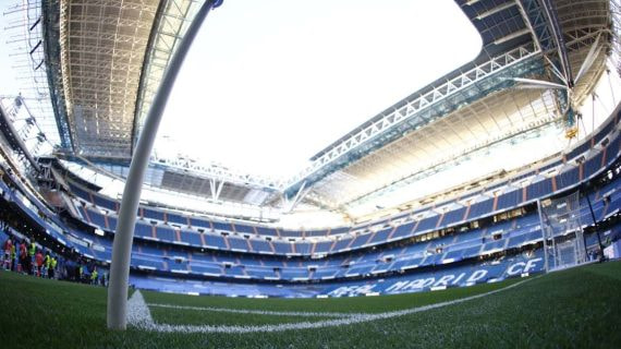 Panorámica del Santiago Bernabéu con el techo retráctil descubierto.