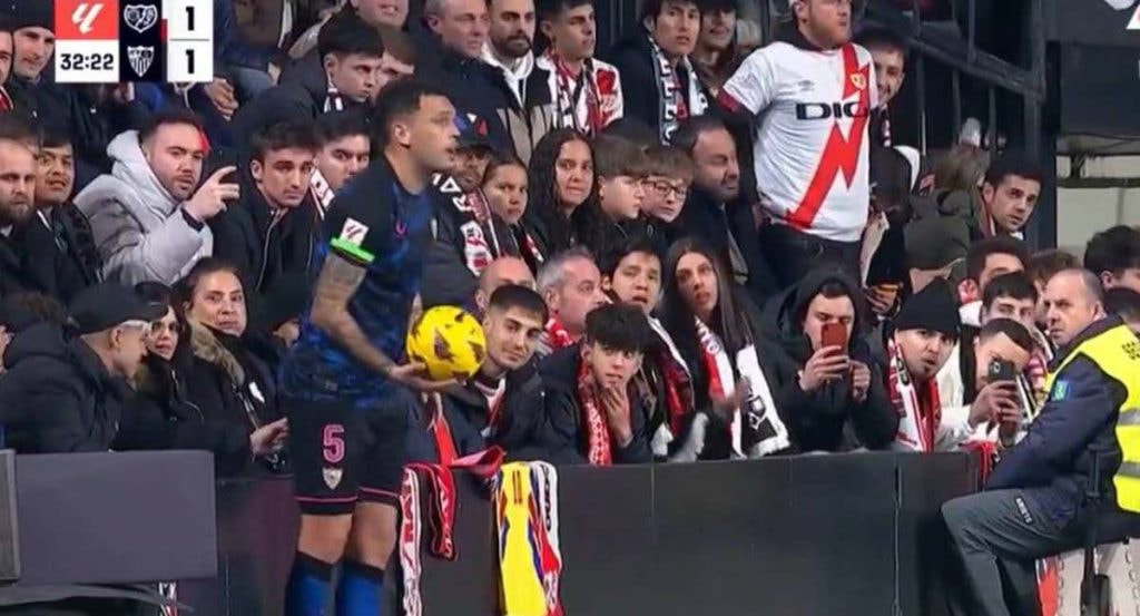 Momento en el que un aficionado toquetea el culo de Ocampos.