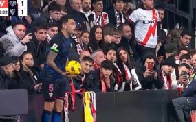 Momento en el que un aficionado toquetea el culo de Ocampos.