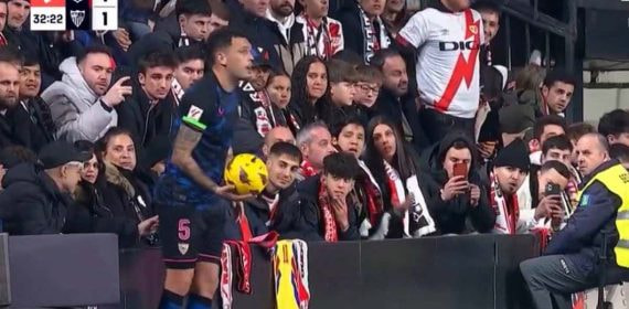 Momento en el que un aficionado toquetea el culo de Ocampos.