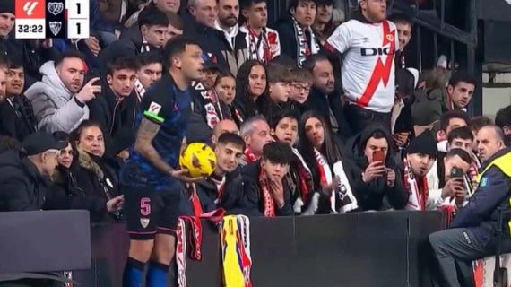 Momento en el que un aficionado toquetea el culo de Ocampos.
