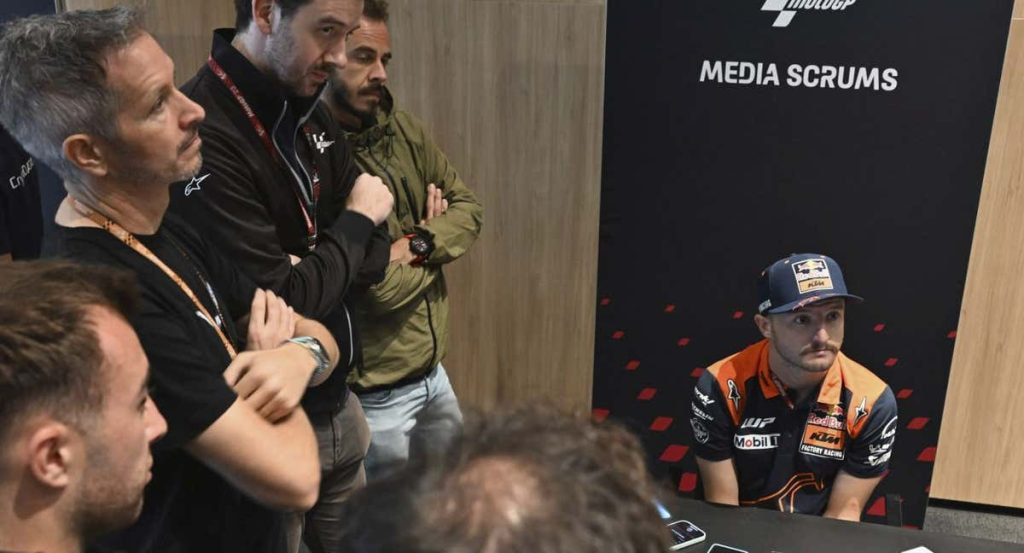 Periodistas con un piloto de MotoGP.