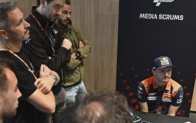 Periodistas con un piloto de MotoGP.