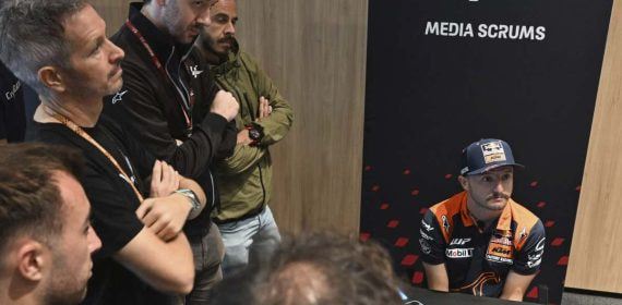 Periodistas con un piloto de MotoGP.