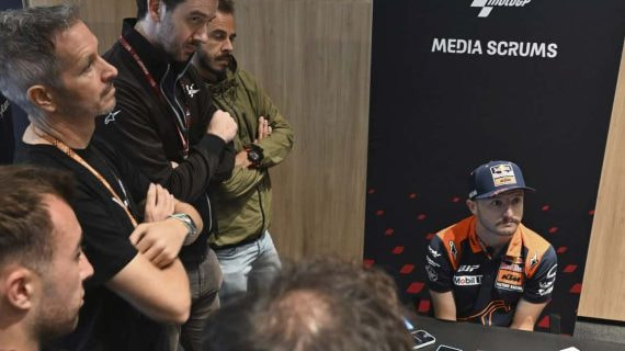 Periodistas con un piloto de MotoGP.