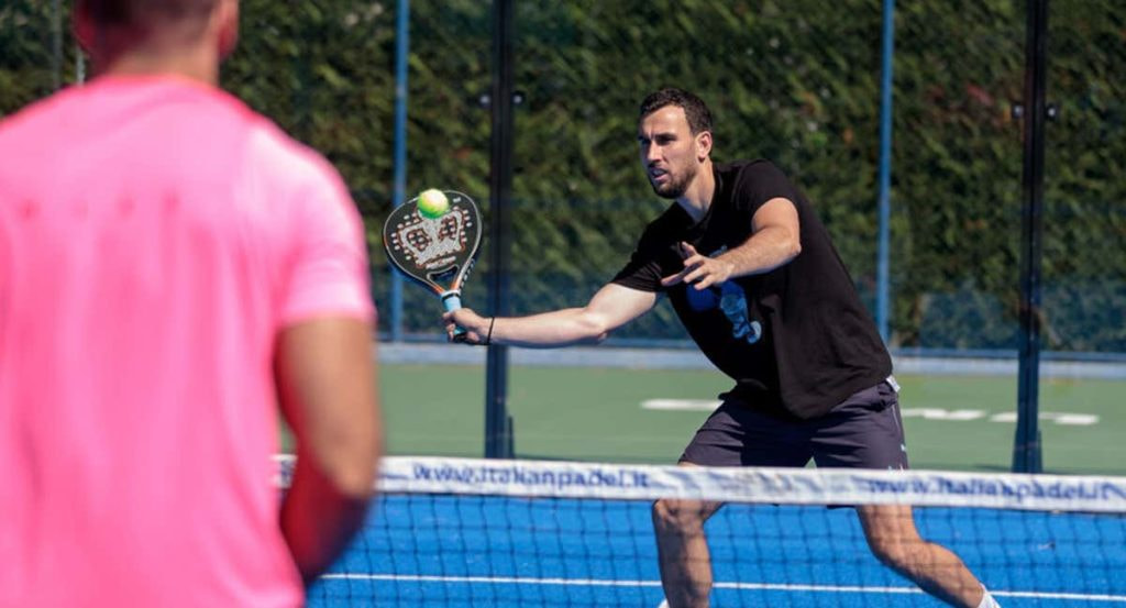 Partido de pádel amateur.