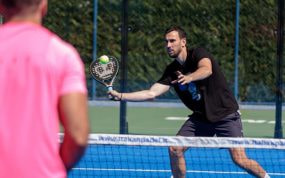 Partido de pádel amateur.