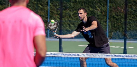 Partido de pádel amateur.