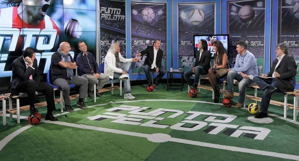 Josep Pedrerol y varios de sus colaboradores en un programa de Punto Pelota..