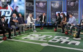 Josep Pedrerol y varios de sus colaboradores en un programa de Punto Pelota..