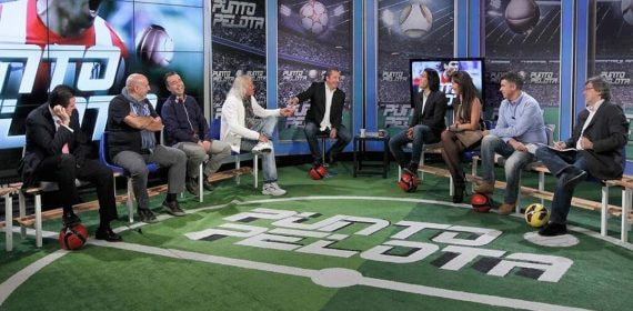 Josep Pedrerol y varios de sus colaboradores en un programa de Punto Pelota..