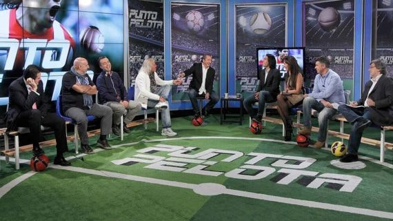 Josep Pedrerol y varios de sus colaboradores en un programa de Punto Pelota..
