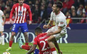 Reinildo comete penalti sobre Prados con una falta sobre la línea.