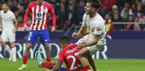 Reinildo comete penalti sobre Prados con una falta sobre la línea.