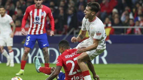 Reinildo comete penalti sobre Prados con una falta sobre la línea.