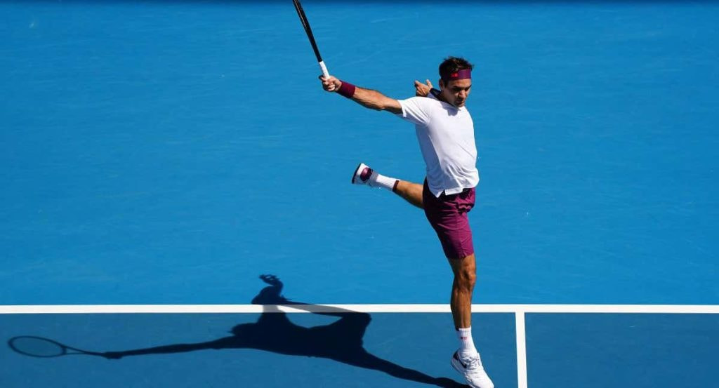 Roger Federer golpea un revés a una mano durante el Open de Australia 2020.