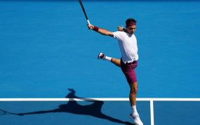 Roger Federer golpea un revés a una mano durante el Open de Australia 2020.