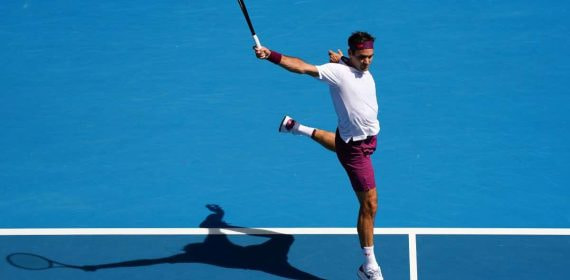 Roger Federer golpea un revés a una mano durante el Open de Australia 2020.