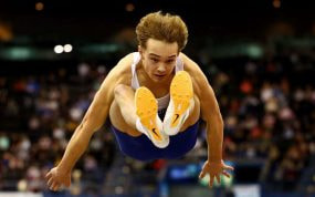 Sam Danson en pleno vuelo.