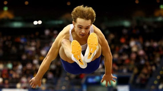 Sam Danson en pleno vuelo.