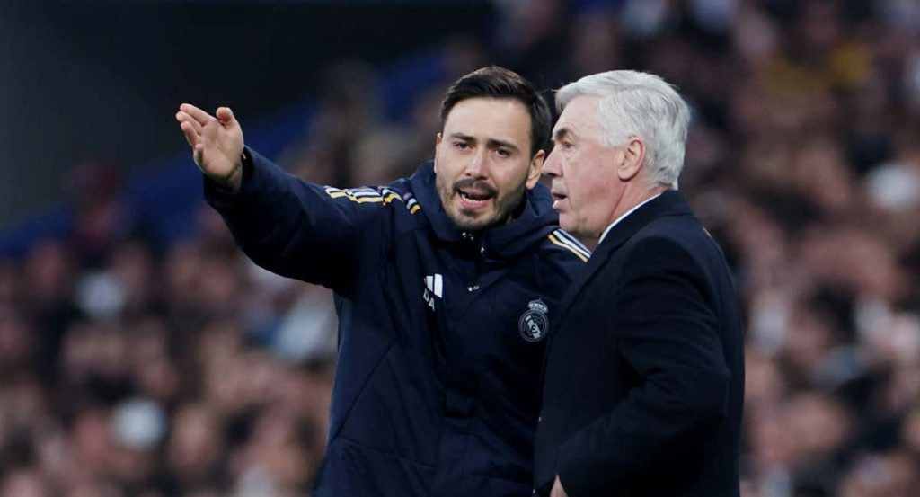 Carlo Ancelotti con Davide Ancelotti, su hijo y segundo entrenador del Real Madrid.