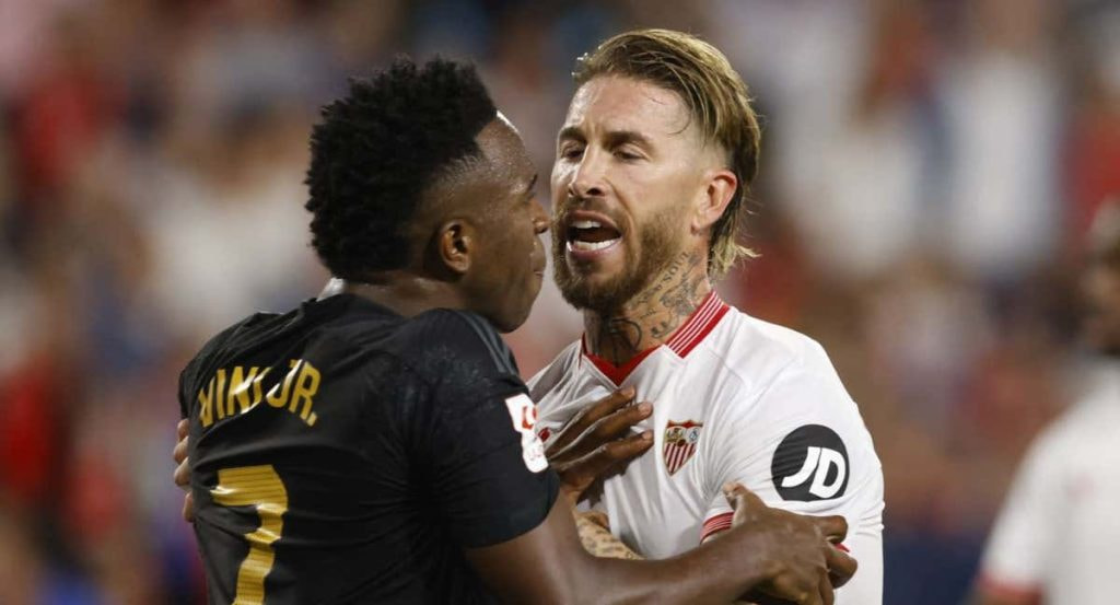 Sergio Ramos y Vinicius, durante el partido de ida en el Pizjuán.