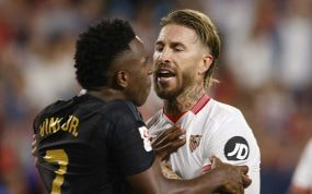 Sergio Ramos y Vinicius, durante el partido de ida en el Pizjuán.