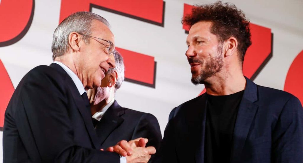 Diego Pablo Simeone y Florentino Pérez se saludan el pasado mes de noviembre durante la presentación del libro de Enrique Cerezo.