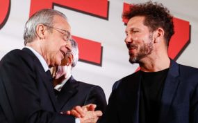Diego Pablo Simeone y Florentino Pérez se saludan el pasado mes de noviembre durante la presentación del libro de Enrique Cerezo.
