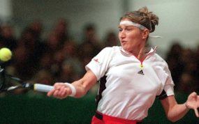 Steffi Graf durante un partido de tenis, la tenista que más tiempo estuvo en el número 1 del ranking.