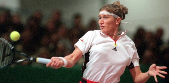 Steffi Graf durante un partido de tenis, la tenista que más tiempo estuvo en el número 1 del ranking.