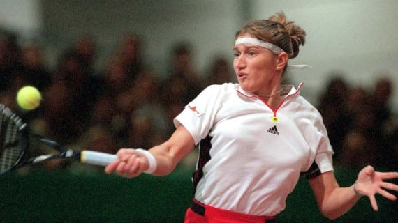 Steffi Graf durante un partido de tenis, la tenista que más tiempo estuvo en el número 1 del ranking.