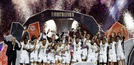 El Real Madrid celebra la Supercopa.