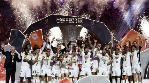 El Real Madrid celebra la Supercopa.