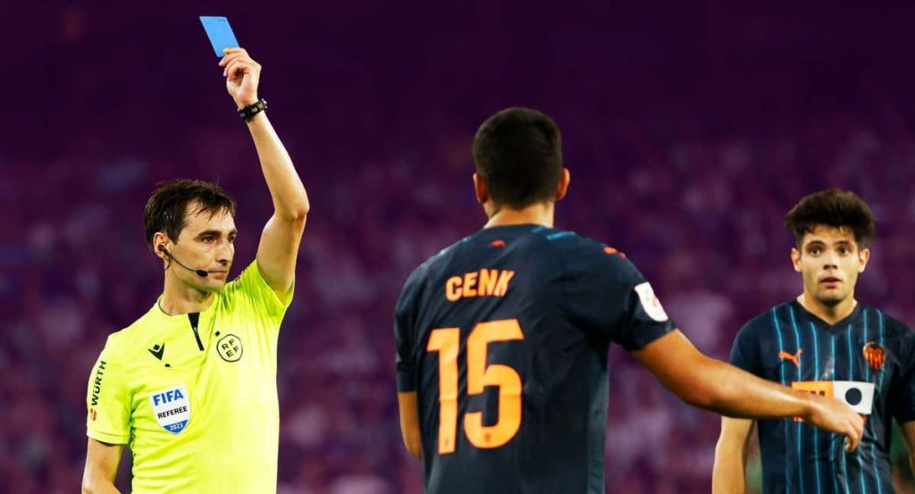 Tarjeta azul en el mundo del fútbol.